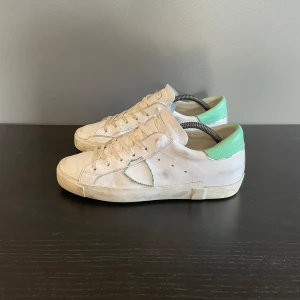 Philippe model skor - Säljer nu dessa ritkigt feta Philippe model dojjorna i extremt bra skick🌟 Storlek 40👏    Skriv vid frågor eller funderingar🤝 