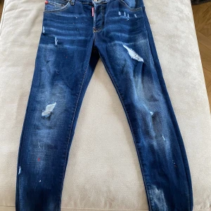 Dsquared2 Jeans  - Säljer as feta Dsquared2 Jeans. Nypris 6700 kr. Storlek 46, modell slim fit. Knappt använda, därmed mycket bra skick. Hör av er vid frågor eller funderingar. 