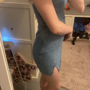 Jeansklänning  - Aldrig andvänd  Storlek:xs Köpte den för 600 Skriv innan ni köper Pris kan diskuteras 