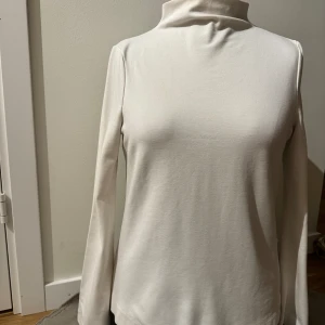 Fin tröja från Vero Moda - Vit tröja från Vero Moda. Jättefint skick