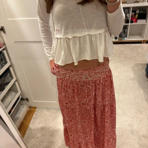 Sommrig Långkjol - Super snygg och trendig långkjol som inte säljs längre! (Typ vid vaden på baksidan finns ett ganska litet hål som inte märks av när man har på sig kjolen) 💕