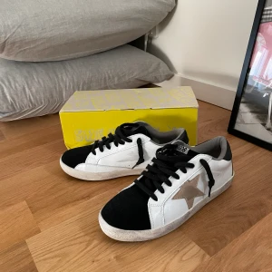 Golden goose skor - Säljer ett par riktigt fräscha golden goose skor i storlek 41. Skorna är i nyskick! Box medföljer. Kom privat för frågor eller fler bilder!