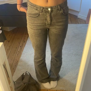 Grå jeans - Säljer dessa supersnygga midwaist gråa jeansen!💖 Jag är 172 och dom är lite långa på mig så dom passar nog perfekt på någon som är runt 175🤙