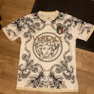 Size : M Italia X Versace New witout tag (never worn) Price Can be talked private