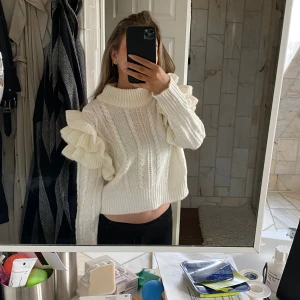 Vit volang tröja från hm  - Vit stickad volang tröja från hm