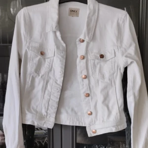 Vit jeansjacka - Använt men i fint skick och har mycket kvar att ge.