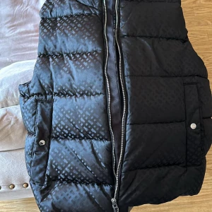Hugo boss väst  - Stl 54 Oanvänd 