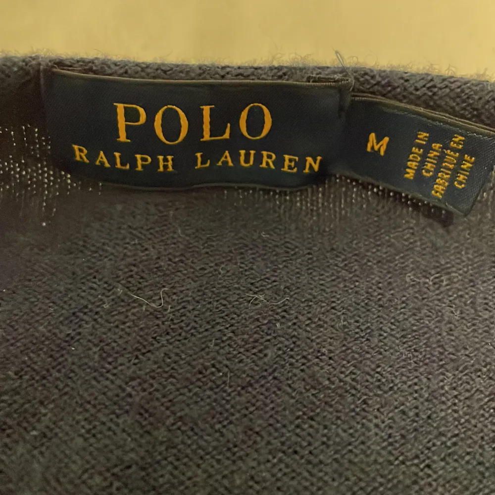 Säljer en använd Ralph Lauren v-neck tröja pågrund av att den är för liten, storleken är medium men är väldigt liten i storleken och sitter nästan som en storlek s. Även fast den är använd så är den i ett sjukt bra skick, meddela för mer info.. Tröjor & Koftor.