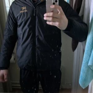 Arcteryx jacka - Säljer en snygg arcteryx jacka, passar perfekt för våren nu! Den är i storlek L och passar perfekt på mig (184cm 77kg) Priset går att förhandla.