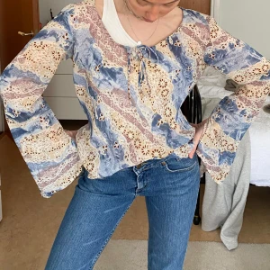 Vintage blus😍 - Super vacker och originell vintage blus😍🔥passar perfekt till sommaren och ett par linnebyxor💗Den är luftig med knytsnöre vid halsen och har armar som går ut vid änden.