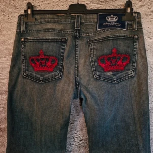 Victoria Beckham jeans lowrise, bootcut w30! - Säljer dessa ursnygga lowwaist, bootcut Victoria Beckham jeansen i strl w30  motsvarar eu39, midjemått: 40cm rätt över, höftmått: 49cm, innerbenslängd: 84 cm, kan be mig sy upp🙏🏼🧬 defekter visas bild på, skraphål, kontakta mig om ni är intresserade💗