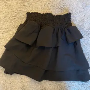 Säljer denna svarta volang kjol ifrån HM. Aldrig använd❤️ Det står att kjolen är i storlek 152cm men den är stor så skulle säga S. (jag är 163 och den är för stor för mig) 