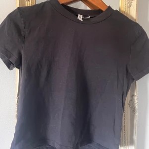 T-shirt  - Säljer denna T-shirt från Hm💞använd ett fåtal gånger💞