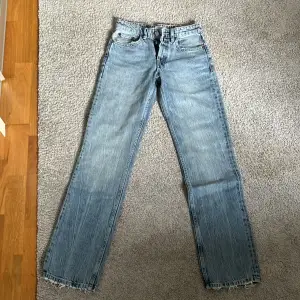 Säljer dessa ljusblå och lågmidjade jeans från Zara. Har aldig använt på grund av att de är för korta på mig. (Är 169) Det är stolek 34 men de är ganska små i storleken. Nypris 350 kr.