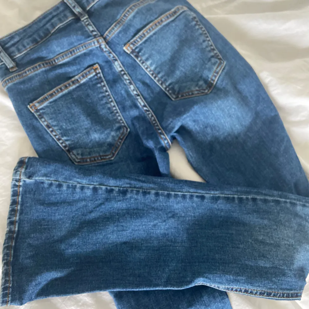 Ett par jätte fina jeans från Gina, en gammal modell i s men dom gamla modellerna är små i storlek så skulle säga att det är både S-XS. Inga defekter,bara pytte slit nere vid benen men inget man märker av. Hör av dig vid funderingar💗ps tvättas innan. Farkut & Housut.