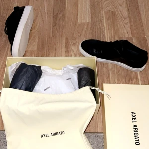 Arigato Clean 90 med mocka - [TAR EMOT BYTES FÖRSLAG] Dessa arigatos är köpte för 2299 på Nordiska kompaniet (NK) köpte de för 3 månader och de har blivit för små på mig väldigt snygga och bekväma fin skor helt nytt skick och finns några få dammkorn men mer än så finns ej.