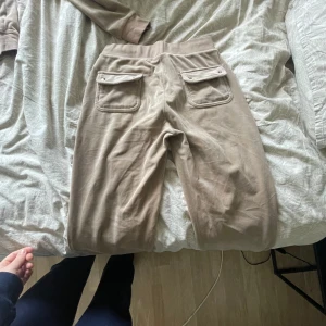 Juicy couture - Använd några gånger. Är ett bra skick. Både tröjan o byxan