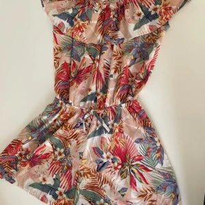 Byxdress shorts  - Fin shortsdress från Name It. Blommig. Storlek 140