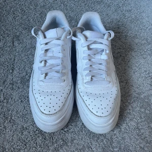 Court Vision Alta LTR sneaker dam - Nike dam sneakers med hög sula. Fina sommarskor. Köpta på XXL för några månader sedan och använt mindre än 10 gånger. Original pris: 899kr