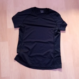 Simple sport tröja -  Jag har en superenkel sporttröja till salu som skulle vara perfekt för dig. Den är bekväm och lätt att röra sig i under träningen. Köparen står för frakten, så du behöver inte oroa dig för extra kostnader.