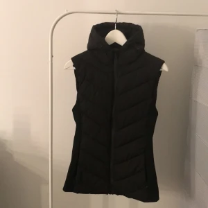 Zara väst - Denna västen är helt oanvänd, köpte den förra sommaren men har inte fått användning av den. Kvalitet är som nytt och storleken är i XS, går att mötas upp om man vill i Trollhättan eller Vänersborg, annars postas (ej gratis frakt)