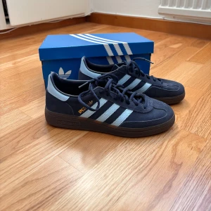 Adidas Spezial Navy - Adidas Handball Spezial navy 💙 Köpte här på plick men de är för små för mig. Slutsålda överallt. Supersnygga och bra skick! ☺️
