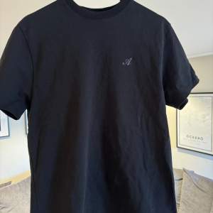Tjena säljer min svarta Axel Arigato t-shirt i storlek M. Skicket är som nytt och kostar 1400kr nya. Skriv om ni har några funderingar eller vill ha fler bilder!