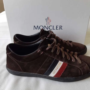 Moncler skor - Moncler skor i färgen brun, storlek 42 men passar lite större fötter också. Priset kan diskuteras vid snabb affär . Intresserad av att byta!