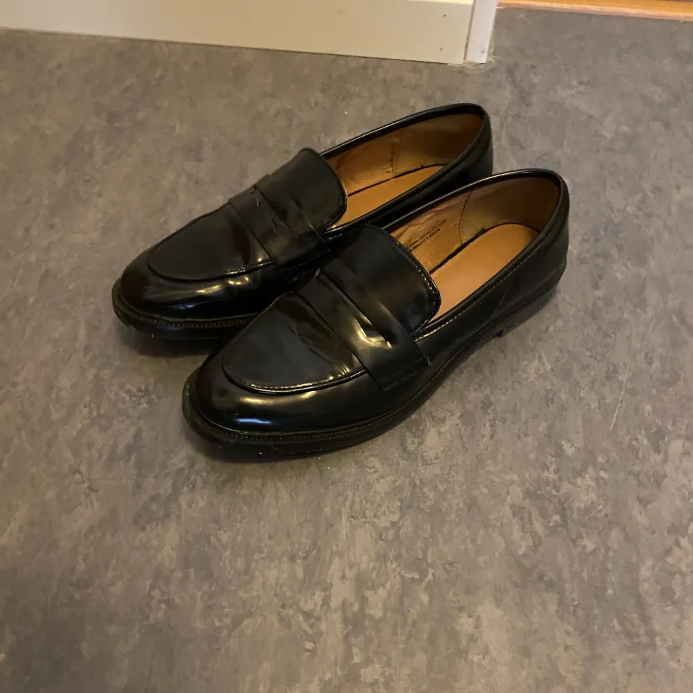 Svarta loafers från H&M. Använt några gånger, bra skick. Storlek 39. . Skor.