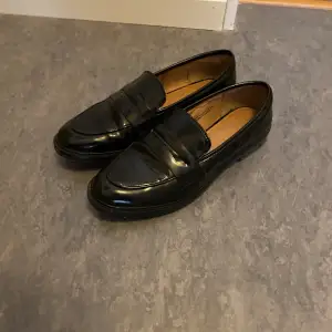 Svarta loafers från H&M. Använt några gånger, bra skick. Storlek 39. 