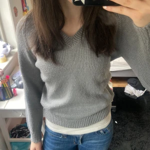 stickad tröka - bra skick, skönt material! börjar bli lite för liten för mig. 