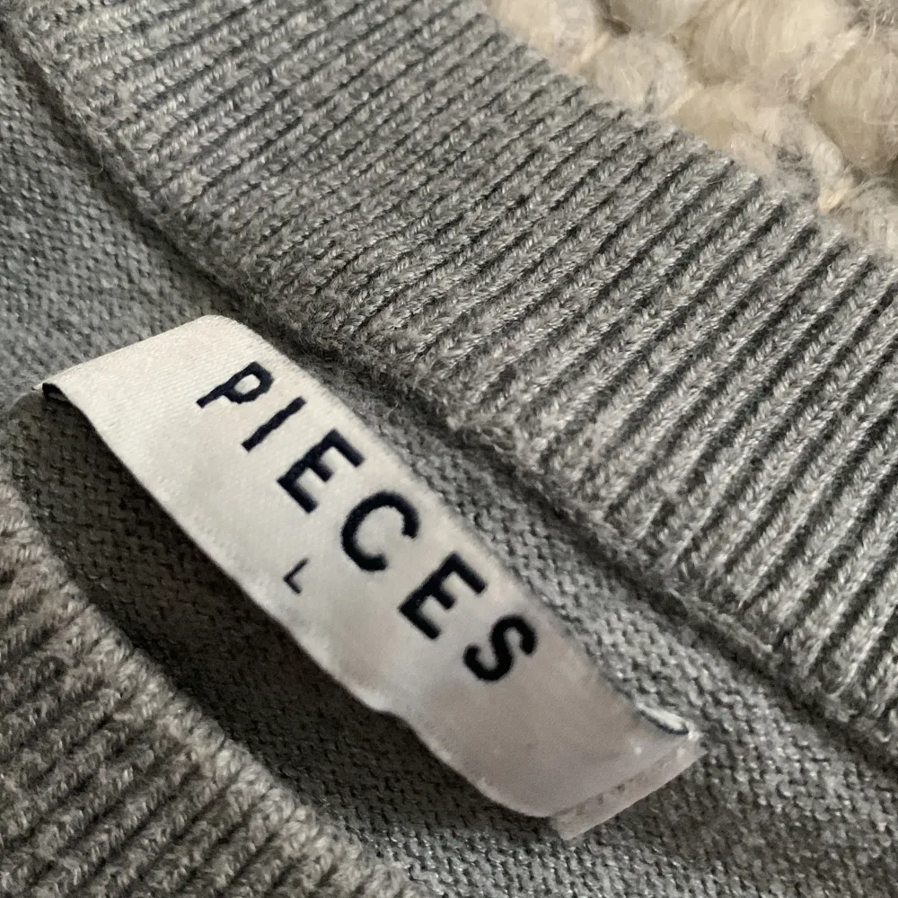 Säljer en tröja från Pieces i storlek L, men är väldigt liten i storlek och skulle säga att det känns som S. Kommer inte till användning. Skriv gärna om ni är intresserade:)  (Vet inte om den säljs längre). Tröjor & Koftor.
