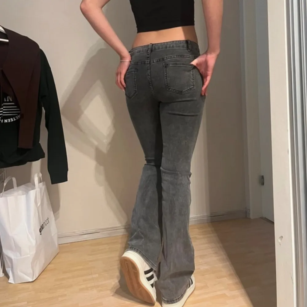 Snygga och trendiga jeans. Använda få gånger och därav inga defekter. Tjejen på bilden (min vän) är 170 cm. Skriv för fler frågor eller bilder. Jeans & Byxor.