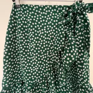 Super söt grön blommig kjol från shein, storlek M. Sparsamt använd. Dragkedja baktill för bättre passform, även snöre framtill (se bild)
