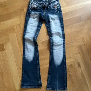 Lågmidjade jeans från crazy age som är supersnygga och unika, men tyvärr lite små på mig. Lite slitna vid fötterna och En del av det som drar upp dragkedjan är borta, se bild, men fungerar exakt lika bra ändå och syns inte. Skriv vid frågor💗