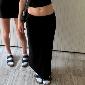 Svart långkjol - Vet ej vart den är ifrån men i bra skick, skriv vid funderingar