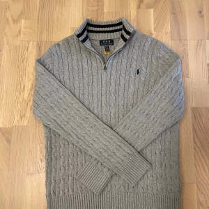 Ralph Lauren zip - Ralph Lauren half zip Stickad half zip passar dig som är runt 170cm Skick 10/10, använd fåtal gånger Perfekt nu till våren eller sena sommarkvällar med boysen
