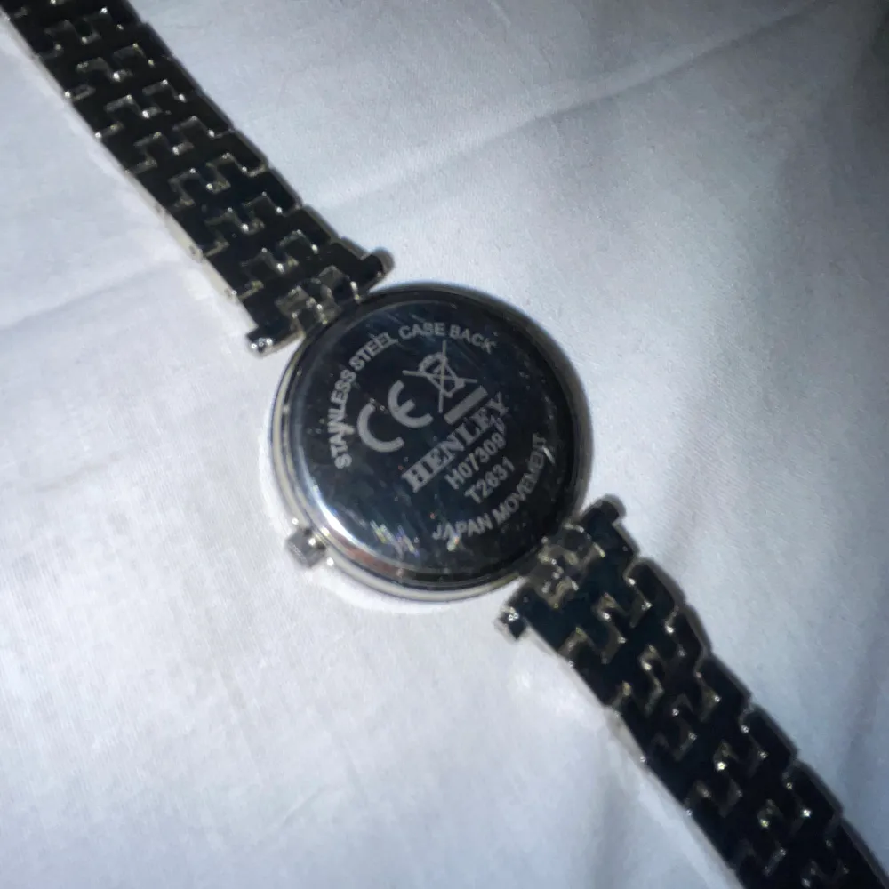Säljer denna super fina klockan för 170kr för att jag inte andvänder silver längre. En väldigt fin klocka som är köpt för ca 450kr (har fått i present). Kontakta för fler funderingar 💕. Accessoarer.