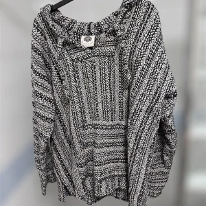 Hoodie - Jättesnygg och cool stickad hoodie! Tycker att märket var väldigt cool!! 