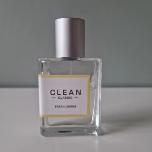 Clean - Fresh linens edp 30ml - Använd enligt bild. Luktar jättegott men hinner ej använda alla mina Clean 