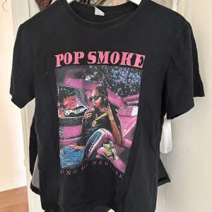 Fett pop smoke t-shirt i bra kvalite. Passar perfekt med ett par lila skor eller keps. 