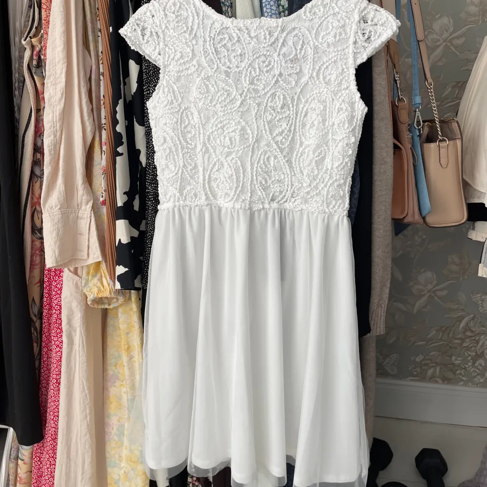 Superfin vit klänning, hade passat perfekt som studentklänning! Helt oanvänd beställd från Bubbleroom med prislapp kvar. Fina detaljer. . Klänningar.