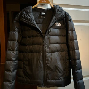 The North Face Jacka - Säljer min The North Face Jacka som är använd fåtal gånger. Riktigt bra skick som ny. Sitter bekvämt och har en bra passform. Vid fler frågor skriv privat🙌🏼