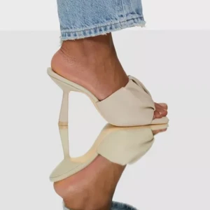 Beiga klackar  - Jättesnygga och sköna klackar som är slutsålda från Nelly. Har använts ett fåtal gånger men kan ändå vara lite nötta på klacken.  Klackhöjd 9cm Köpta för 549 Skriv för fler bilder🌸