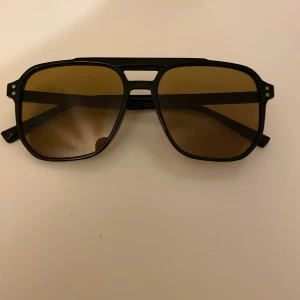 Feta solglasögon! - Säljer ett par riktigt snygga solglasögon! Om du har någon fråga eller fundering skriv dm här på Plick🥂