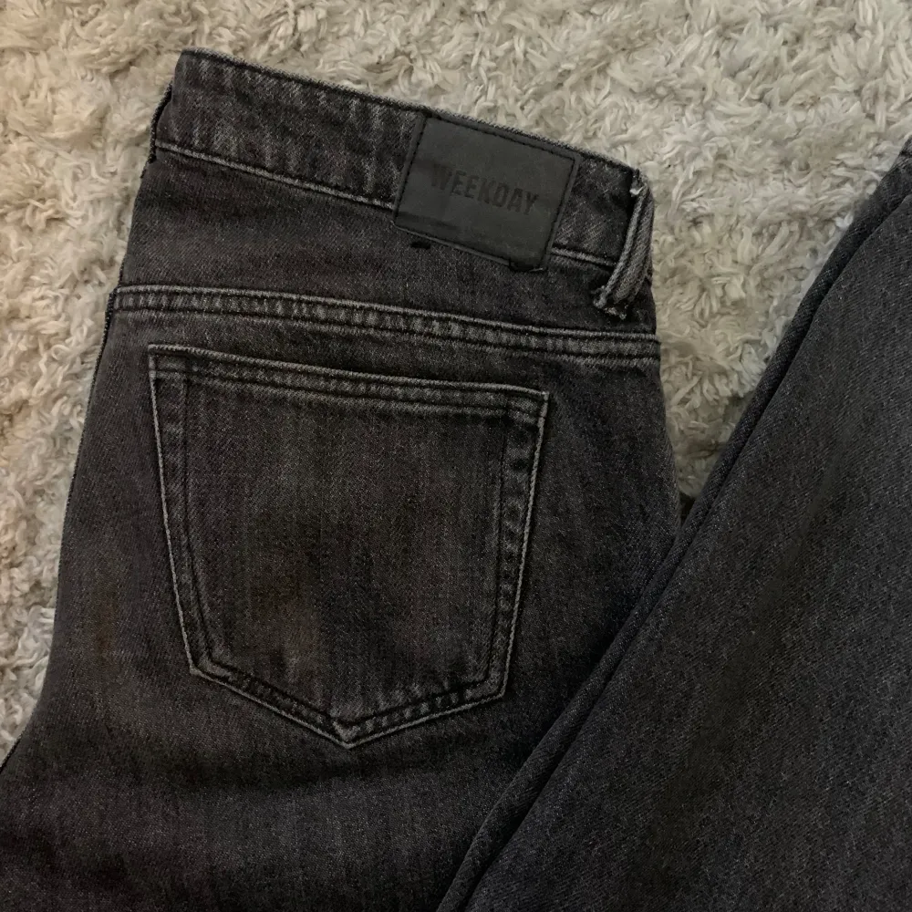 Raka och lågmidjade. Stl 26/30 och passar någon runt 160 cm. Dessa var mina favorit jeans men nu är dom tyvärr för korta för mig. Mörkgrå. Farkut & Housut.