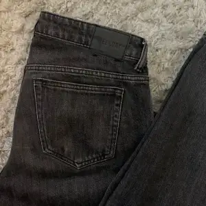 Raka och lågmidjade. Stl 26/30 och passar någon runt 160 cm. Dessa var mina favorit jeans men nu är dom tyvärr för korta för mig. Mörkgrå