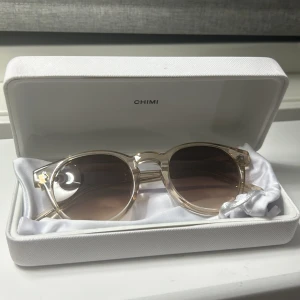 Chimi 03 - Säljer dessa chimi 03 i beige färg, de är aldrig använda och har alla lådor med, skick är 10/10, behöver få sålt dessa snabbt så kan tänka mig att pruta ner priset😊