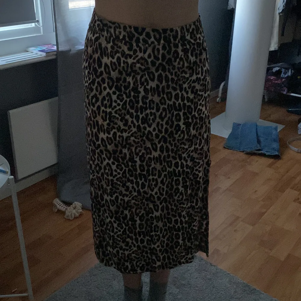 A long skirt with a split end, only used a few times, good condition . Kjolar.