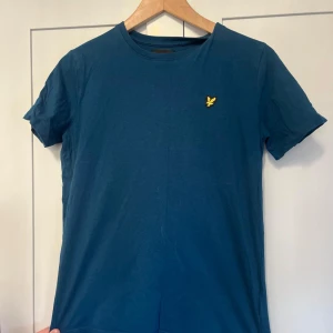 Blå och Beige Lyle & scoot T-shirt  - Färg: Blå och beige Storlek: 12-13 år